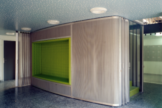 Im Gemeinschaftsraum. Sitznische und Aufgang zum oberen Geschoss. (© Andrea Helbling, Arazebra, Zürich)